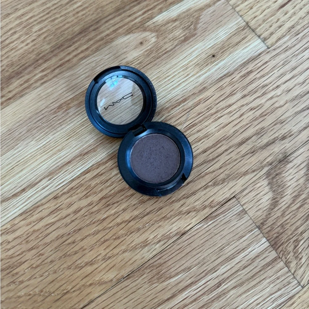 Mac eyeshadow frost eyeshadow satin taupe